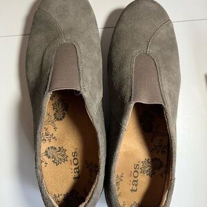 Taos Footwear Women's Taupe Suede Flats